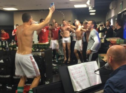 Videó: micsoda buli! – Ezúttal élő zene szólt az öltözőben! :) Mert a nézését... meg a járását... :) Így táncolták el a győzelmi táncot focistáink! :)