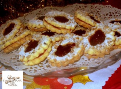 Diós linzerkoszorú