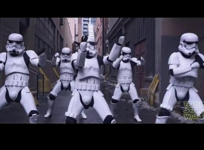 A nézését, meg a járását... STAR WARS style :)