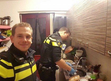 Ez a két rendőr elmosogatott és vacsorát csinált a kórházba szállított anyuka gyermekeinek!