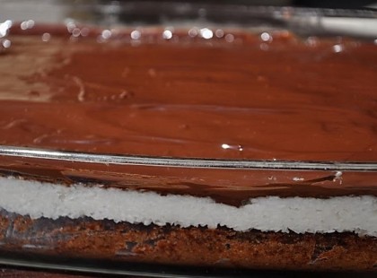 Csoda fincsi Bounty szelet tojás nélkül – aki a kókuszt és a csokis szereti, ezért odalesz!