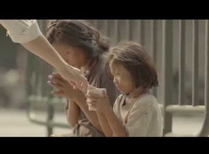 Bedobott valamit a kéregető kislány poharába. Nem hinnéd el mi lett ezután belőle !