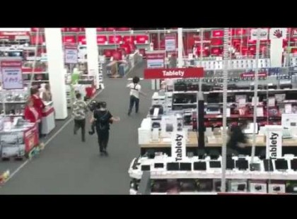 A media markt adott 100 mp a srácnak, hogy összeszedjen amit akar. Jól kicseszett velük :D - A srác 100 ezer dollárt, azaz 27 millió forintot zsákmányolt :D