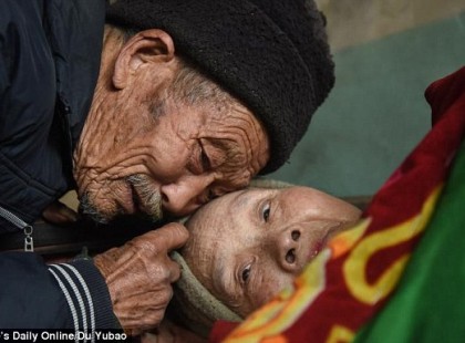 56 éve gondozza magatehetetlen feleségét ez a 84 éves idős bácsi!