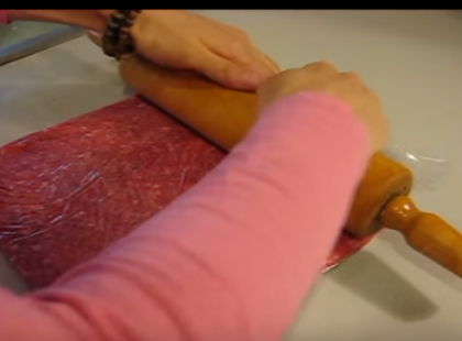 Sodrófával kinyújtja a műanyagzacskóban a darált húst. Ha meglátod, miért, te is ezt fogod csinálni! (videó)