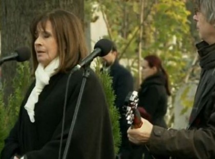 Ilyen megrendítően énekelt a tömeg Koncz Zsuzsával a Ha én rózsa volnék című szívszorító dalt Göncz Árpád temetésén