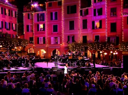 Andrea Bocelli varázslatos duettet énekel Edit Piaffal. Szem nem marad szárazon. Ezt a csodát ha megnézed újra meg újra látni szeretnéd. Sok van mi csodálatos, de ennél csodálatosabb nincsen! Varázsoljon el titeket is, hallgassátok!