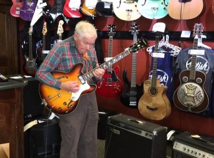 81 éves indián nagypapa ledöbbenti a hangszerboltot a gitározásával! Hatalmasat penget, ezt érdemes meghallgatni!!