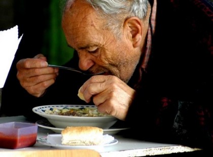Étterembe vitte idős édesapját ez a férfi. Ami ezután történt, mindenkinek könnyeket csalt a szemébe!