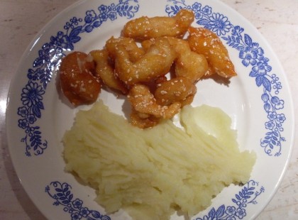 Szezámmagos csirkemellcsíkok a mennyekbe repít módra, édes - savanyú szószban. Fázisfotókkal lépésről - lépésre