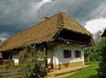 Van egy ágy, amiben alszom, egy szék, amire leülök, egy kályha, ami meleget ad. És hogy ebben a körülöttem lévő széles, nagy és furcsa világban ez a kis hely nem idegen és ma az enyém. Jól érzem magamat benne, ha kinézek az ablakon és kint esik az eső, vagy süvölt a szél. És hogy ha ide este bejövök, meglelem azokat, akik még hozzám tartoznak. Ez az otthon.