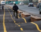 Nem, nem ez nem kalandpark! Ez itt egy teljesen új bicikli út Körmenden! Azt persze nem tudjuk, hogy a műszaki ellenőr, aki ezt átnézte ugyan mennyi pénzt rakott ezért zsebre, de a látvány az döbbenetes! Majd az milyen szuper lesz mikor jeges lesz, jó sokat fognak esni szerencsétlenek.