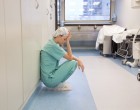 Hibáztatjuk a nővéreket, ápolókat, mert túl későn gyógyszerelnek