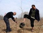 10.000 fát ültetett el 10 év alatt egy vak férfi és kéz nélküli barátja!