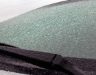 Egy perc alatt megtisztítja az autó szélvédőjét a jégtől – Zseniális módszer!