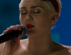 Miley Cyrus úgy énekelte a Csendes éjt, hogy csak ámulunk!