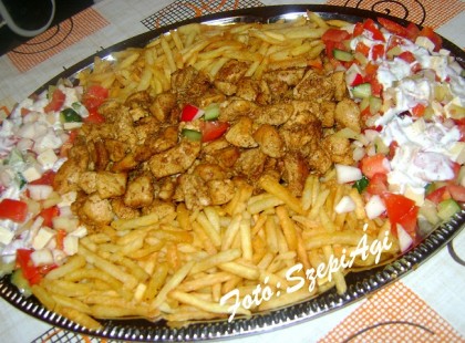 Házi gyros, roppanós, friss zöldségekkel, öntettel és szalma krumplival
