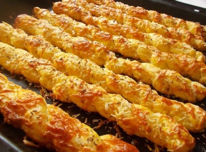 mai süti : csavart -sajtos Recept : 30 dk liszt,25 rama,1 tojás és egy sárgája.só,sajt. 25 dk túró és egy sütőpor. + 1 tojás a kenéshez.Összegyúrom,rudakat formálok,majd kettőt összecsavarok,lekenem tojással,majd meghintem sajttal és sütöm. – Császár Eta