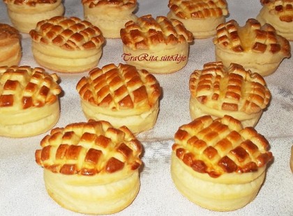 Amilyen szép olyan finom vajas - tejfölös pogácsák