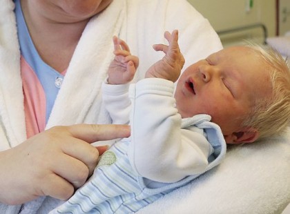 Három évet vártak szülei a fehér hajjal született Bencére