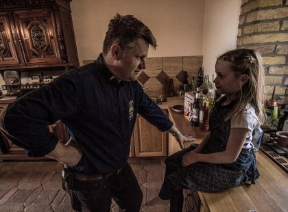 Míg apád él és mozog, árnyékként fogja követni minden mozdulatodat, hogy te boldog legyél...Olyan árnyékként, akinél azért mindig van egy üzembiztosan megtöltött vadászpuska...