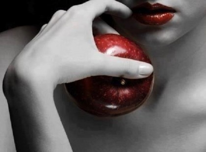 Vannak férfiak, akik azt gondolják, hogyha egy kicsit eltávolodnak a nőtől, vagy féltékennyé teszi, akkor aztán majd jobban fog kelleni és majd bármit megkap a nőtől. De ez csak a naiv lányoknál jön be vagy a rózsaszín fellegek között lebegő leányzóknál. Egy igazi nőnél ez nem működik. Egy magamfajta nő azt gondolja, hogy férfinak inkább adni kellene, minél több szeretet és törődést, és az visszatükröződik. Ha nem tükröződik vissza, akkor arra a kapcsolatra felesleges időt pocsékolni. Egy magamfajta nőt csak egyszer lehet elutasítani, megtagadni.. aztán soha többé nincs lehetőség erre és semmi másra. Így aztán a férfiaknak nem árt meggondolniuk hogy taktikáznak vagy inkább szeretet adnak.