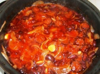 Kolbászos hagymás bab Piedone is megirigyelné módra :)