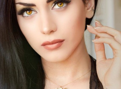 Egy igazi nő tudja a saját értékét, nem adja alább. Nem hagyja, hogy használják, hogy megalázzák, hogy játszanak vele. Ha nem tiszteled tovább sétál, ugyanis tudja, hogy mi van a kezében. Tisztában van azzal, hogy mit tud adni, hogy mennyivel teheti szebbé a másik életét azáltal, hogy beengedi a hétköznapjaiba. Boldog és kiegyensúlyozott, nincs szüksége holmi megerősítésekre, játszmákra. Nem fél az egyedülléttől, nem menekül kapcsolatokba. Tudja, hogy mire van szüksége, és bátran fel is vállalja azt. De ha beenged, tiszteld, hiszen nem teszi meg akárkinek. Megnyílik, megmutatja a sebeit, az összeset - de csak azért, mert bízik benned, és tudja, nem ártasz neki. De ezért meg kell dolgoznod. Ahhoz, hogy egy nő megnyíljon türelem kell, biztonságot kell kapnia. Anélkül örökre lakat alatt őrzi majd magát, és soha nem őt fogod megismerni - csak egy jól kitalált maszkot, ami mögött valójában egy teljesen más világot rejteget...! Oravecz Nóra