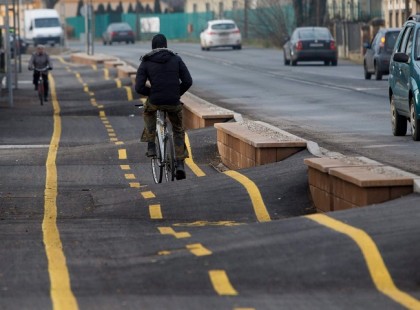 Nem, nem ez nem kalandpark! Ez itt egy teljesen új bicikli út Körmenden! Azt persze nem tudjuk, hogy a műszaki ellenőr, aki ezt átnézte ugyan mennyi pénzt rakott ezért zsebre, de a látvány az döbbenetes! Majd az milyen szuper lesz mikor jeges lesz, jó sokat fognak esni szerencsétlenek.