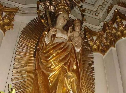 Velem voltál, jó Szűzanyám, fájdalmamban vigasztaltál. Átöleltél, rám hajoltál, éjjel- nappal erőt adtál. Te voltál a menedékem, fájdalmamban segítségem. Ó, Szűzanyám, állj mellettem, a kezemet ne engedd el.