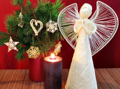 Lassan itt lesznek az ünnepek, s mi arra gondolunk, addig a jó amíg egymásé vagyunk, s addig a jó, míg átölelnek mikor marcangolva fáj a keserű hiány, és az a tudat, hogy vannak, akik már csak fentről nézhetik, mint ég csonkjaira pár emlékező lángú viaszgyertyaszál.