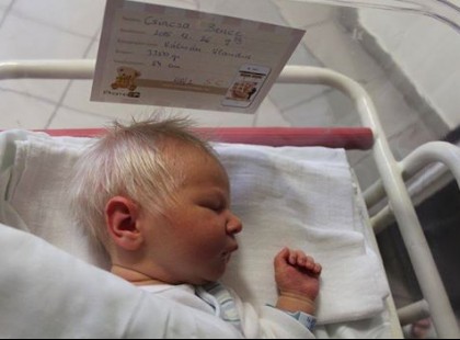 Szenzáció: Hófehér hajjal született egy magyar kisfiú
