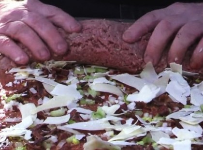 Megtöltötte és felgöngyölte a darált húst. Ilyen különleges ételt még biztos nem ettél! (videó)