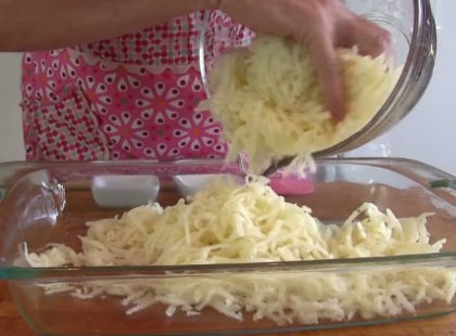 Reszelt krumplit tesz egy tálba, majd nyakon önti ezzel az öntettel. Mennyei vacsorát készít!