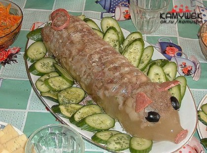 Kocsonya ...műanyag flakonba töltve, majd óvatosan körül vágva -ötletes szilveszteri asztalra ...
Recept a hozzászólásoknál olvasható>>>