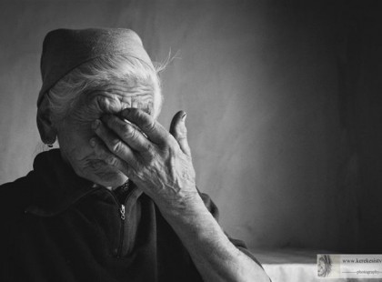 KÖNNYES SZEMMEL AZ AJTOT NÉZEM HÁTHA BE TOPPANSZ RAJTA VÉGRE