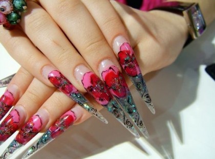 Nézem a rohanó várost. A műanyag nőket, akiket újságok öltöztetnek. A vagány pasikat, akiket hárombetűs márkanevek irányítanak.