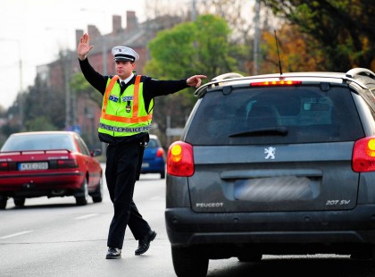 JOGOSÍTVÁNY, JOGOSÍTVÁNY MEGHOSSZABBÍTÁSA - TÖBB VÁLTOZÁS IS JÖN 2016-TÓL! - SOKAK VESZÍTHETIK EL A A JOGOSÍTVÁNYUKAT! Több jogosítványt is érintő változással kell számolnunk jövőre, új, kemény feltételek várnak az orvosi alkalmasságin is, sokan bukhatnak el! ITT VAN, AMIT MINDEN AUTÓSNAK ÉRDEMES TUDNI!