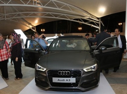 Saját lakást és új autót kapott az 1 milliomodik német bevándorló!