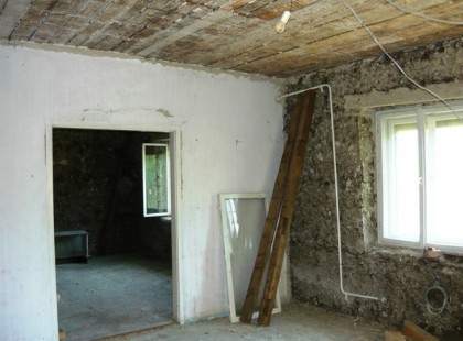 Ha családi házad van,akkor ennek örülni fogsz - rengeteg pénzt adnak tavasztól régi családi házak felújítására!