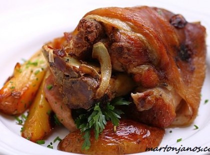 Piros sült csülök velesült burgonyával