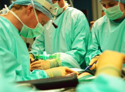 Az orvos csendesen a karjába fektette az élettelen gyereket, és halott feleségét kitolta a műtőből. Utána 2 csoda is történt!