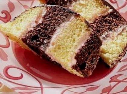 Csíkos méteres süti - Igazi magyar kedvenc, gyorsan kész, a gyerekek imádják a méteres sütit, mert viccesen is néz ki.