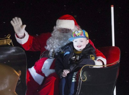 Nem érte volna meg a karácsonyt a beteg kisfiú. Az egész város előbbre hozta a karácsonyt!