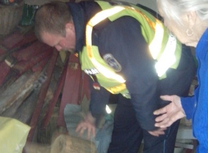 Emberségből jeles: fát pakoltak a rendőrök, hogy az idős néni ne fázzon!