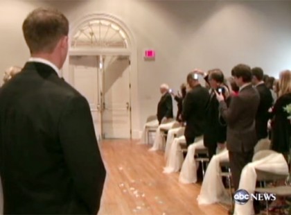 Mindenki izgatottan várta a menyasszonyt. Amikor végre kinyílt az ajtó, felhördültek a látványtól