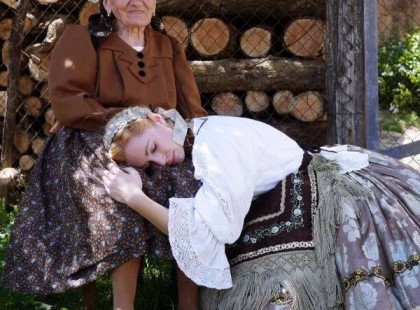 Jó volna egy pillanatra átfutni a múltba, s anyám ölébe hajtani a fejem,