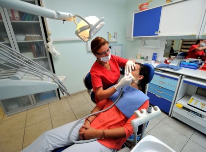 LETÖLTHETŐ KÉRELEM BÁRMILYEN FOGÁSZATI ELLÁTÁS, FOGÁSZATI KEZELÉS TÁMOGATÁSÁHOZ! Anyagi támogatás kérhető fogpótláshoz, fogszabályozáshoz, drága fogászati beavatkozásokhoz!Vannak ellátások, amelyek támogatása életkorhoz között! TUDJA MEG MI JÁR ÖNNEK INGYEN ÉS MIHEZ KAPHAT ANYAGI TÁMOGATÁST : Kattintson a képre a kérelem letöltéséhez és a részletes információkért >>