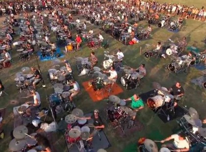 Így hangzik 1000 zenész előadásában a Learn To Fly című gigasláger! EZ ŐRÜLT JÓ!!