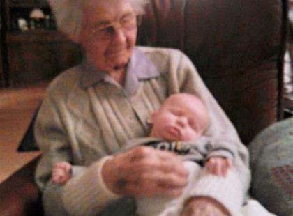 101 év különbséggel, pontosan ugyanazon a napon született dédunokája!